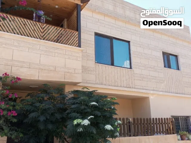 بيت مكون من طابقين للبيع