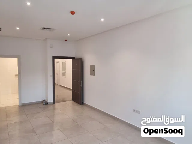 للايجار دور تجاري بابوحليفة بشارع داخلي مساحتة 300 متر يمكن استغلالة سبا رجالي او اكثر من نشاط