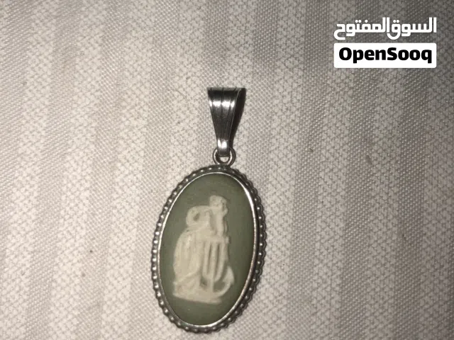 قلادة "ودج وود" ملكية عتيقة - فضة إسترلينية وخزف جاسبروير أخضر (تاريخ 1978)