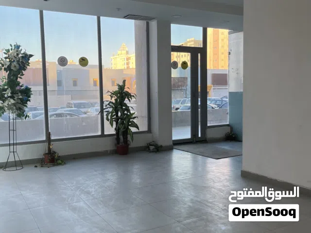 شقة للإيجار بحالة ممتازة، تتكون من غرفتين وحمامين، واسعة ومريحة للسكن، موقع مميز  السعر 260