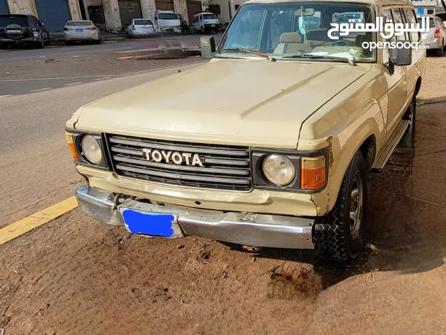 للبيع سيارة تويوتا لاندكروزر FJ62 موديل 1985