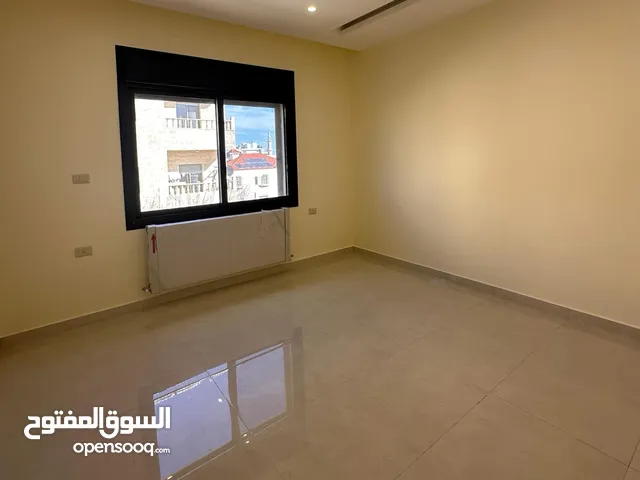 شبه ارضي مع ترس و مدخل في الجبيهة قرب مسجد جبران بتشطيب فندقي مع تدفئة راكبة