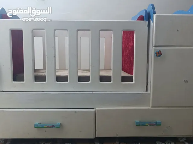 سرير اطفال مع هزاز مستعمل بحاله الوكاله