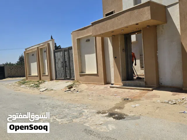 منزل أرضي للإيجار يوحد في منزل 4 غرف ؤمطبخ كبير وحمام  وصاله كبيره وفيه جنان مساحته 250 متر ويوجد خط