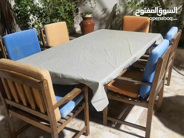 طاولة حديقة مع 6 كراسي بحالة جيدة