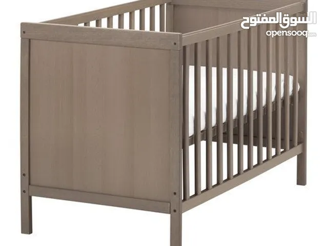 سرير خشب IKEA مع فرشة
