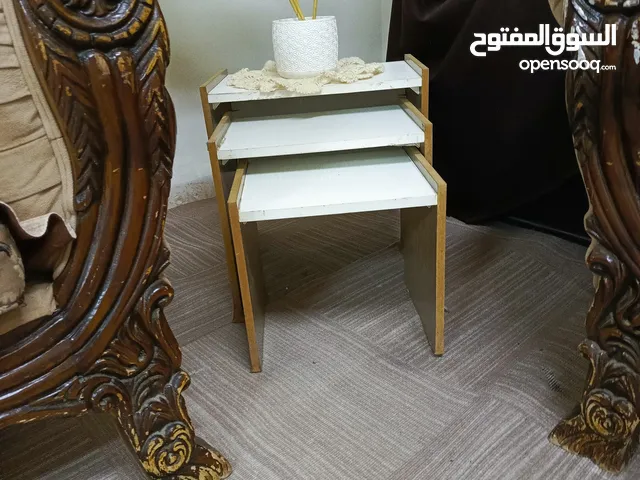 طاولة وسط مع سيرفس وطاولة شاشة