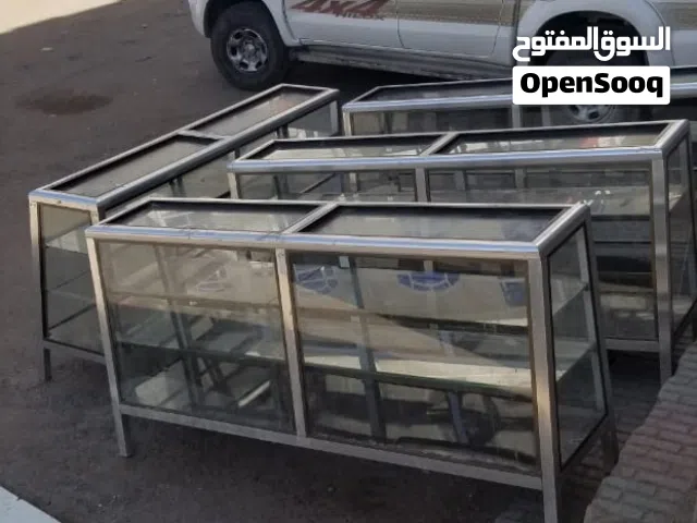 طاولات المنيوم زجاج حق  سوبر  ماركت. 4 حبات. مستخدم نضيف  4طاولات عرض الحبه. 2 متر.  وارتفاع متر واج