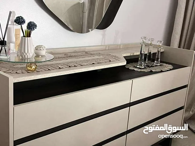 غرفة نوم متكونه من سرير دولاب كمادينو وشكماجة موديرن 2025