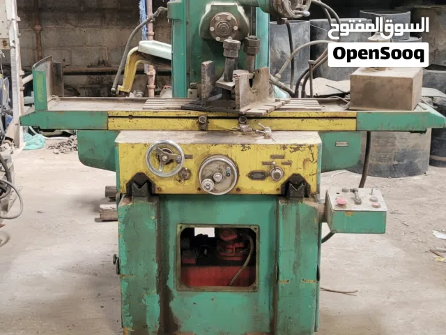 عدد مخارط ومقص ووحده هيدروليك ومحبس
