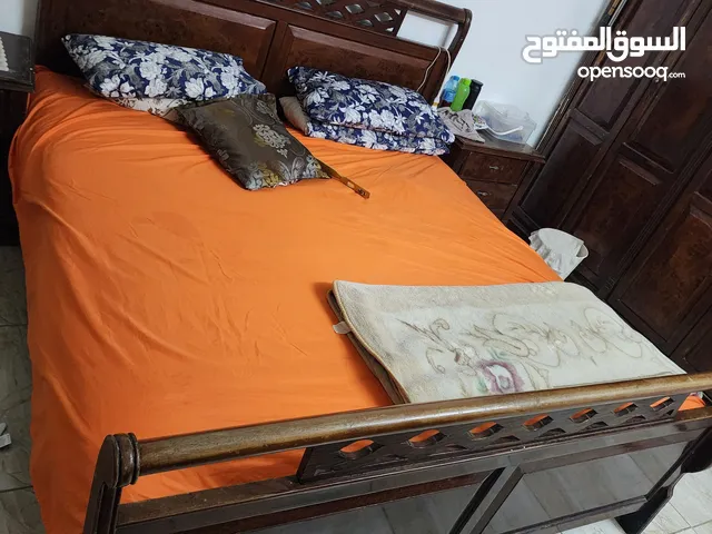 غرفة نوم للبيع مستعمل بحالة جيدة مكونة من سرير مع الفرشة و 2 كومادينة و دسوار بدون خزانة