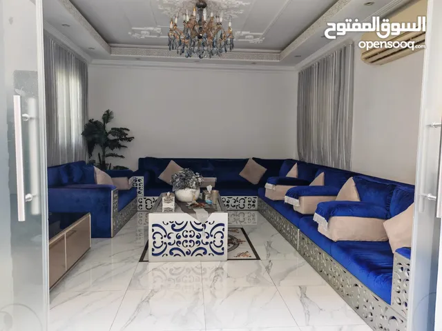 مجلس عربي بحالة نظيفة جدا مستعمل له اقل من سنة  مع طاولة لمن يهمه الامر التواصل معي