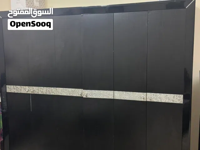 خزانه ملابس بحالة جيدة مع ستاره Wardrobe in good conditions with curtains