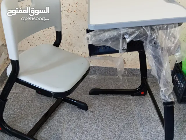طاولة مع كرسي للدراسة