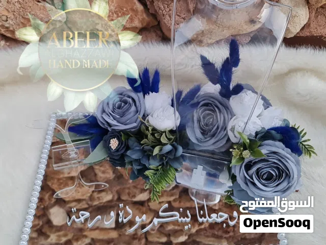 للبيع  ستاندات ذهب جديده  السعر 15 دينار  السلات للبيع ب 20 دينار