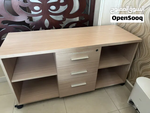 طاولة تلفاز او طاولة مكتبية وحالتها ممتازة