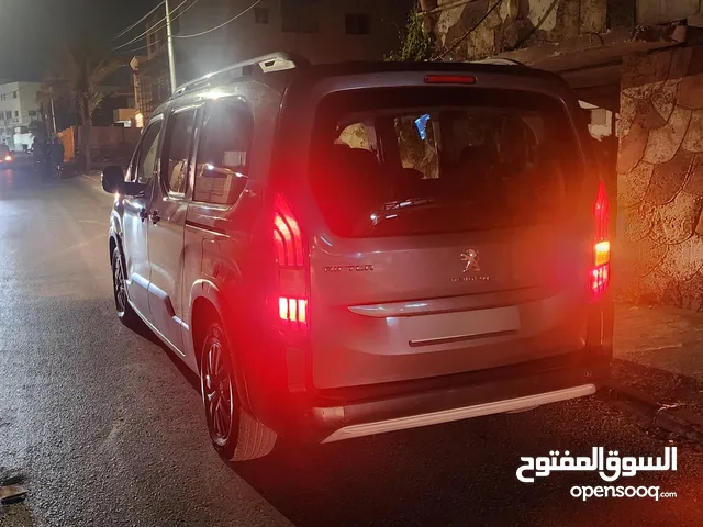 بيجو ريفتر  اوتوماتيك  مش  جيرعادي  جير موص  4 شبابيك كهرباء مش 2  ضواو زنن مش عادي