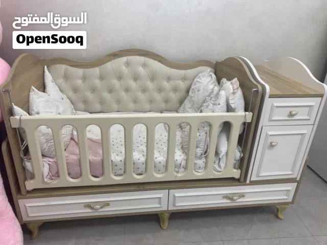 سرير اطفال حجم ممتاز و خشب زان قوي جدا موديل حديث مع كامل توابعه