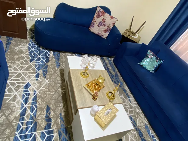 طقم كنب وطاولات وسجاده للبيع