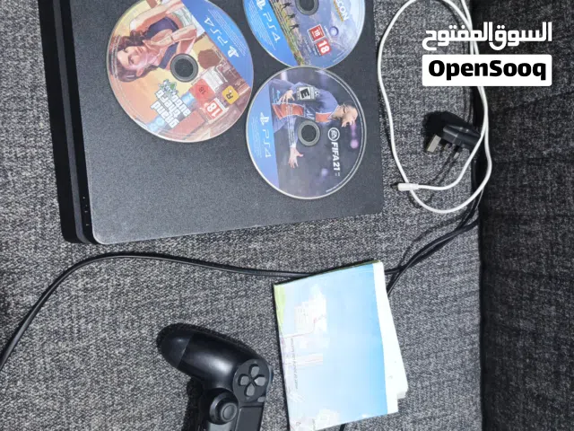 بلي فور مستعمل لاكن نضيف مع الأقراص ويده واحده وشاحنه اليده كامل هوه و باكيتع