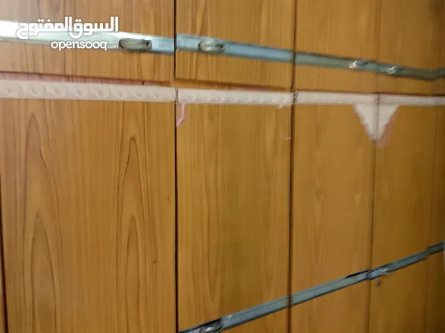 اي خزانه خشب لاتيه تفصيل ثقيل مستعمل نضيف