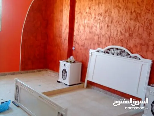 سرير نوم بدون سومي ومعاه زوج طابل دينوي