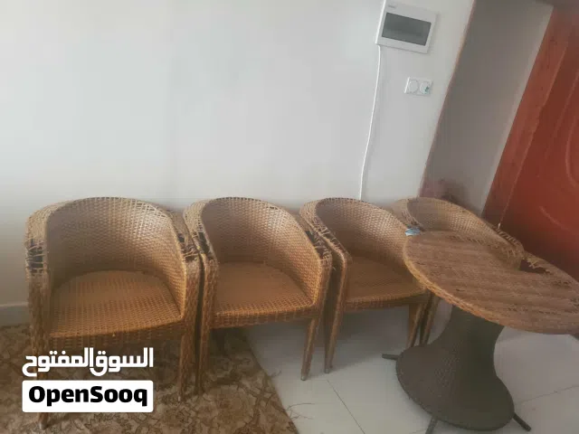 4 كراسي وطاوله (حديد)