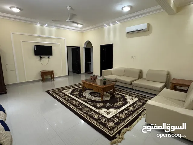 شقة للايجار في صلاله / السعادة الشماليه شقة كبيره في الطابق الثاني غرفتين نوم كبار مطبخ كبير حمامين