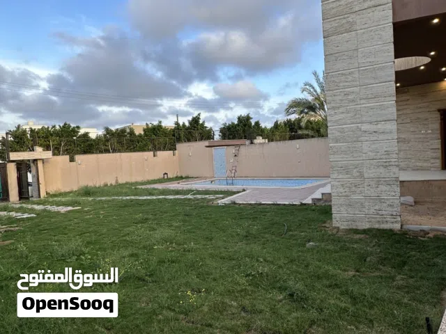 فيلا لي الايجار بي مولدها وحوض سباحة