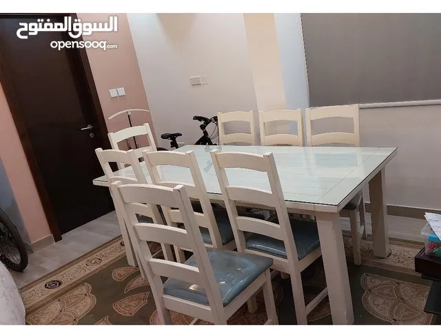 طاولة سفرة 8 أشخاص بحالة ممتازة خشب صلب طبيعي Dining Table with 8 chairs د .ب Price : 60 BHD