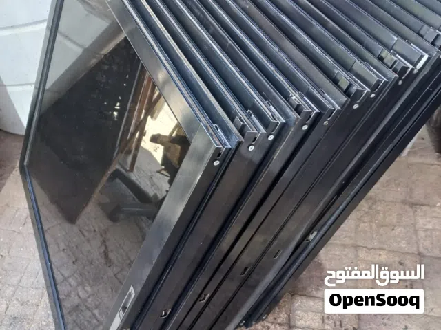 شبابيك المنيوم لون اسود زجاج عسلي بحال الوكاله عدد 20
