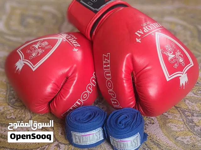 قفاز ملاكمة أحمر جديد للبيع!