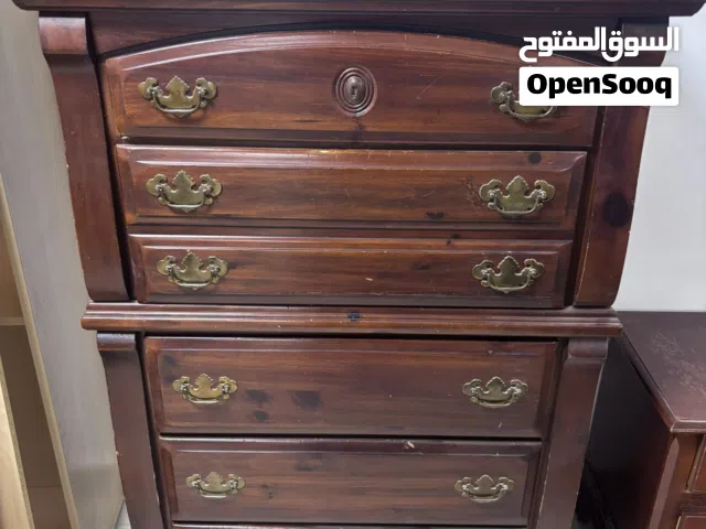 خزانة ادراج تتكون من ستة دروج خشب طبيعي كلاسيك ثقيل بمقابض نحاسيه وكوميدينا