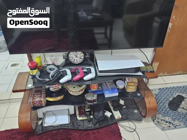 طاولة مع حامل تلفزيون