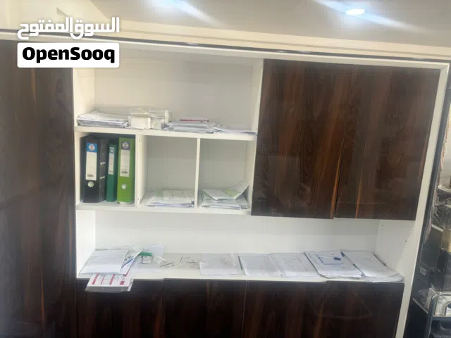 مكتب وطقم انتريه ابيض جلد ودولاب و 3 كراسي مكتب للبيع