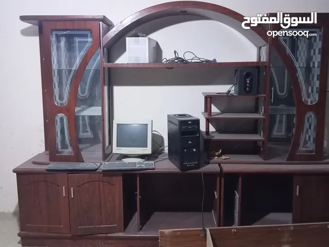 مكتبة أنيقة ومن طراز حديث بها مكان مثل الفترينا لعرض التحف الفنية بحيت تزيدها جمالا وجاذبية
