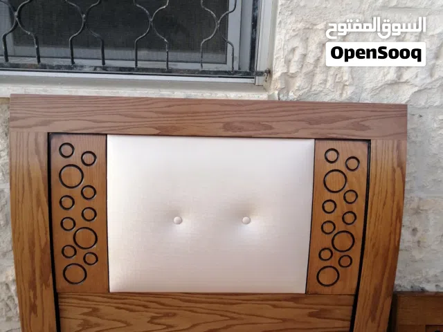 تخت للبيع لون عسلي لامع اشي فاخر تفصيل وليس تجاري