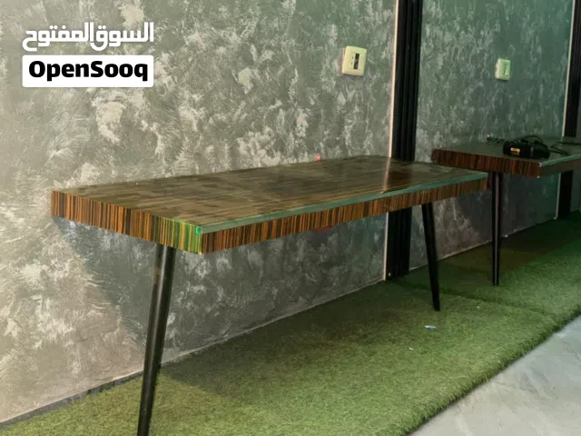 طاولات خشب مع اضاءه ليد لون بني