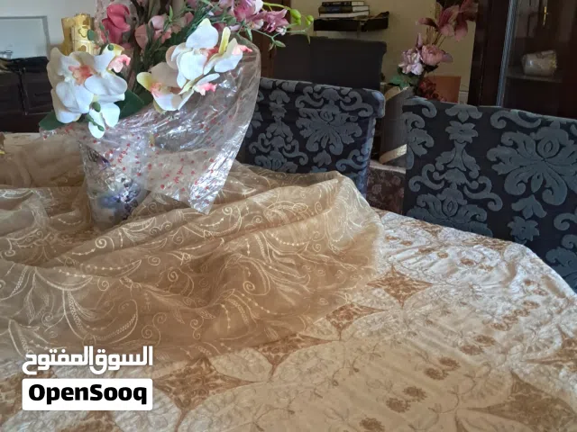 طقم سفره مع 8 كراسي مع خزانه رفوف