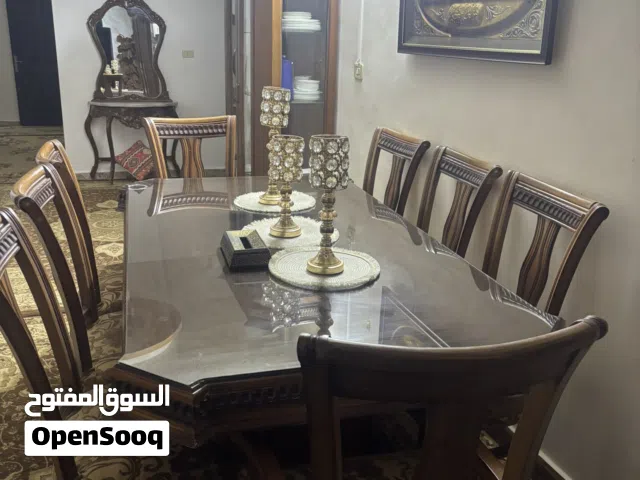 غرفه سفره ثماني مقاعد مع فضيه  لصحون و مرايه