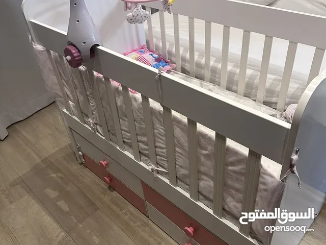 Swing crib for baby with 4 drawers and new mattress