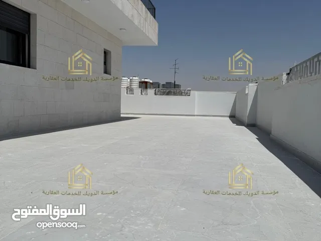 روف جديد لم يسكن مع ترسات خارجية واسعة بإطلالــــه بانوراما
