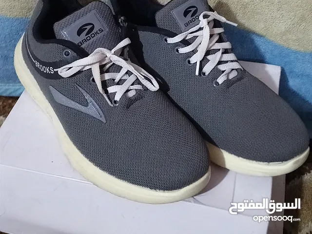 حذاء احمر بناتي وولادي هم يرهم قياس 40 والثاني ودلاي لون رصاصي قياس 41