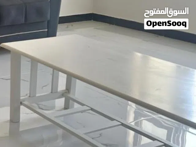 طاولة صغيرة للمجلس