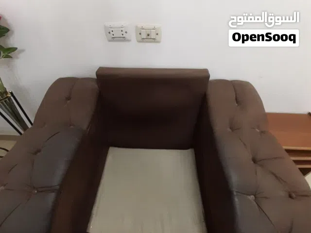 طقم كنب 7 مقاعد مع طاولة وسط كبير وتوابعها 3 طاولات اصغر مع صوفة امريكية ثلاثية ومفرد بسعر ممتاز