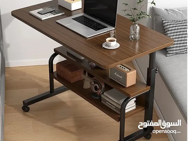 طاولة لابتوب خشبية بتصميم عصري ومتين سطح واسع يكفي لابتوب، دفتر محاضرات، كتب وأقلام وحتى فنجان قهوة