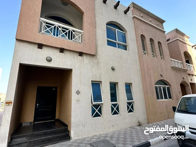 فيلا للايجارالسنوي تجاري الجرف مساحه واسعه موقع مميز قريب من مخرج دبي والشارقه