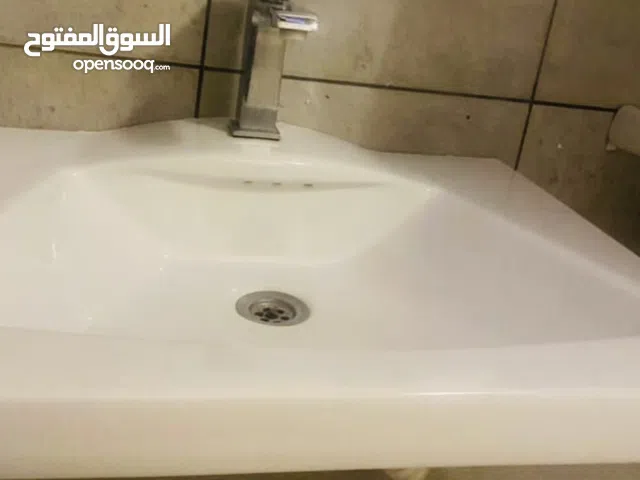 حوض حمام بالخلاط متاعه وبالمرايه