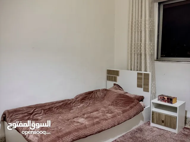 غرفة نوم سنجل مع كامل تفاصيلها