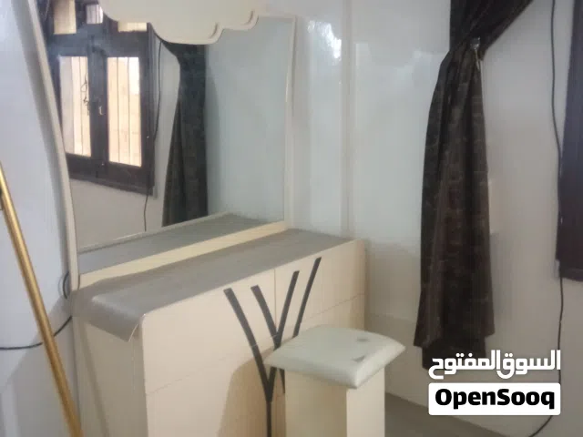 غرفة نوم مودرن كاملة للبيع  دولاب مرايا كبير+ تسريحة + كومدينات  نظيفة جدًا  شارع الجزائر صنعاء